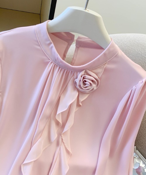 LUCPY(ラクピー)の「コサージュ付きフリルブラウス(シャツ/ブラウス・レディース・アイボリー/ピンク・SMALL/MEDIUM/LARGE/X-LARGE)」の4枚目の写真