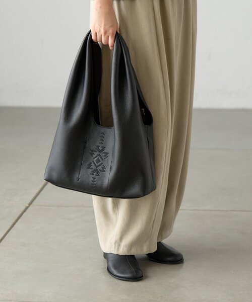 BEARDSLEY(ビアズリー)の「《8/19(水)12:00予約開始》刺繍レザートート《本革》(トートバッグ・レディース・ブラック・FREE)」の5枚目の写真