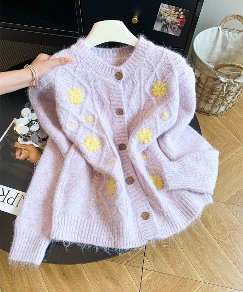 AMAJI(アマジ)の「フラワー刺繍 ケーブル編み クルーネック ニットカーディガン(カーディガン/ボレロ・レディース・パープル/ベージュ/イエロー/ライトブルー・FREE)」の3枚目の写真