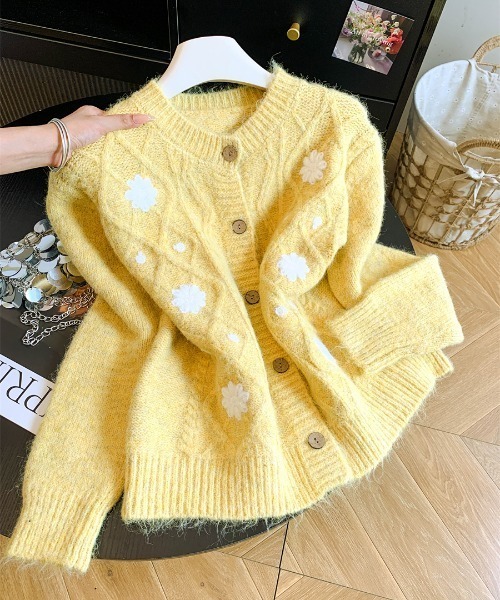 AMAJI(アマジ)の「フラワー刺繍 ケーブル編み クルーネック ニットカーディガン(カーディガン/ボレロ・レディース・パープル/ベージュ/イエロー/ライトブルー・FREE)」の4枚目の写真