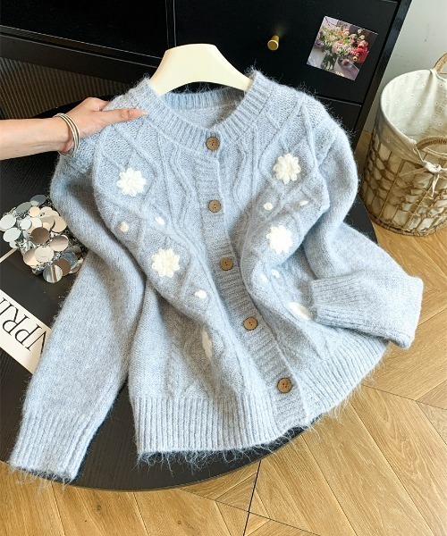 AMAJI(アマジ)の「フラワー刺繍 ケーブル編み クルーネック ニットカーディガン(カーディガン/ボレロ・レディース・パープル/ベージュ/イエロー/ライトブルー・FREE)」の2枚目の写真