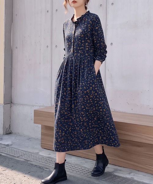 BLoomMe(ブルームミー)の「可憐な小花柄をゆったり楽しむ、フリルネックロングワンピース(ワンピース・レディース・レッド/ネイビー/ブラウン/ブルー・M)」の3枚目の写真