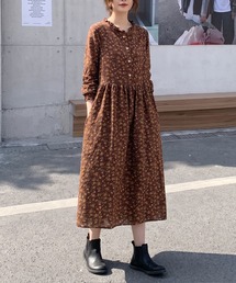 可憐な小花柄をゆったり楽しむ、フリルネックロングワンピース