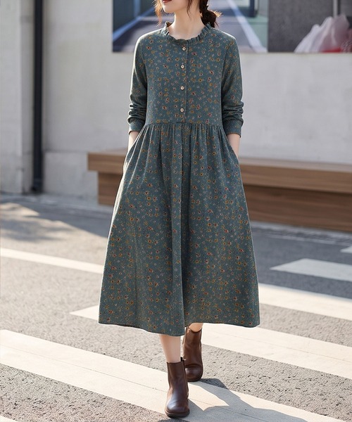 BLoomMe(ブルームミー)の「可憐な小花柄をゆったり楽しむ、フリルネックロングワンピース(ワンピース・レディース・レッド/ネイビー/ブラウン/ブルー・M)」の5枚目の写真