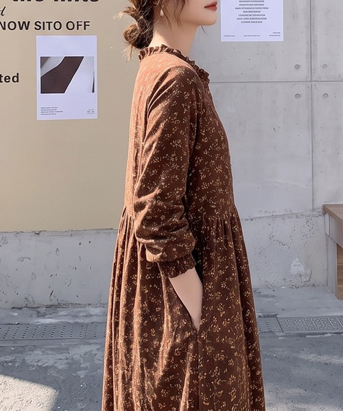 BLoomMe(ブルームミー)の「可憐な小花柄をゆったり楽しむ、フリルネックロングワンピース(ワンピース・レディース・レッド/ネイビー/ブラウン/ブルー・M)」の10枚目の写真