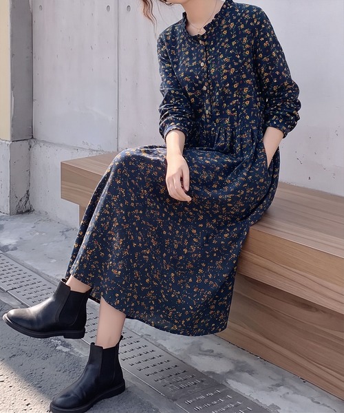 BLoomMe(ブルームミー)の「可憐な小花柄をゆったり楽しむ、フリルネックロングワンピース(ワンピース・レディース・レッド/ネイビー/ブラウン/ブルー・M)」の12枚目の写真