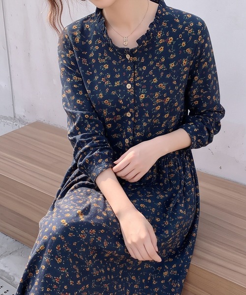 BLoomMe(ブルームミー)の「可憐な小花柄をゆったり楽しむ、フリルネックロングワンピース(ワンピース・レディース・レッド/ネイビー/ブラウン/ブルー・M)」の13枚目の写真