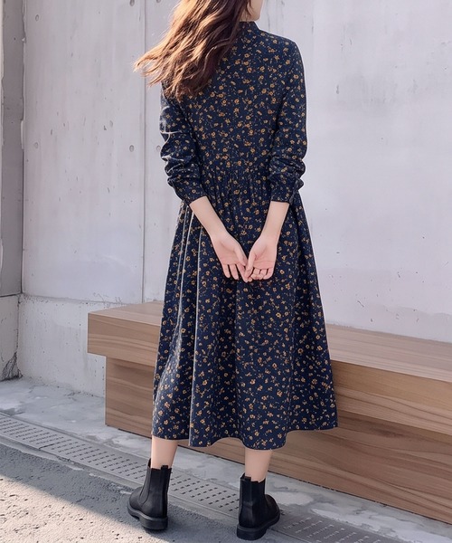 BLoomMe(ブルームミー)の「可憐な小花柄をゆったり楽しむ、フリルネックロングワンピース(ワンピース・レディース・レッド/ネイビー/ブラウン/ブルー・M)」の14枚目の写真