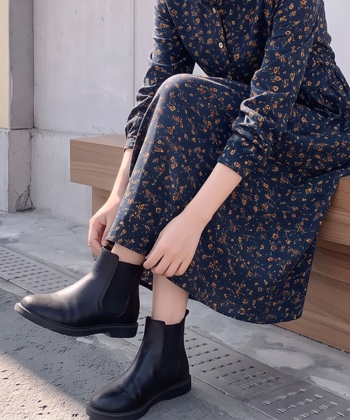 BLoomMe(ブルームミー)の「可憐な小花柄をゆったり楽しむ、フリルネックロングワンピース(ワンピース・レディース・レッド/ネイビー/ブラウン/ブルー・M)」の15枚目の写真
