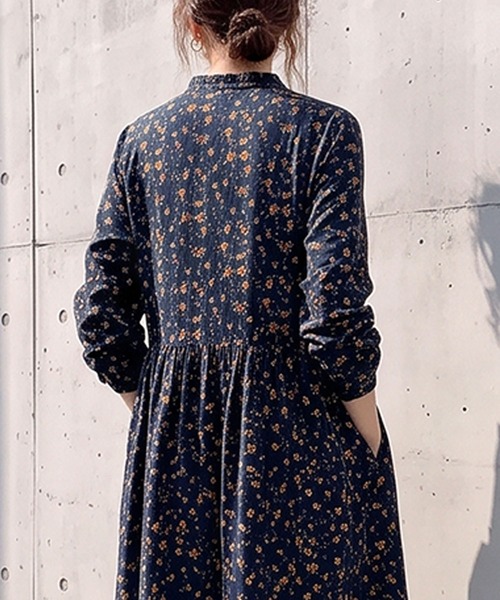 BLoomMe(ブルームミー)の「可憐な小花柄をゆったり楽しむ、フリルネックロングワンピース(ワンピース・レディース・レッド/ネイビー/ブラウン/ブルー・M)」の18枚目の写真