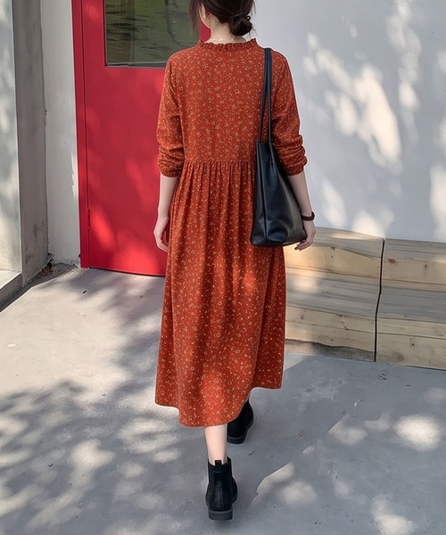 BLoomMe(ブルームミー)の「可憐な小花柄をゆったり楽しむ、フリルネックロングワンピース(ワンピース・レディース・レッド/ネイビー/ブラウン/ブルー・M)」の20枚目の写真