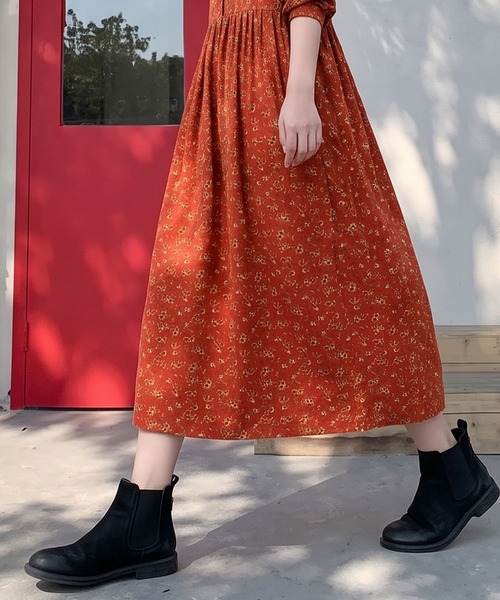 BLoomMe(ブルームミー)の「可憐な小花柄をゆったり楽しむ、フリルネックロングワンピース(ワンピース・レディース・レッド/ネイビー/ブラウン/ブルー・M)」の21枚目の写真