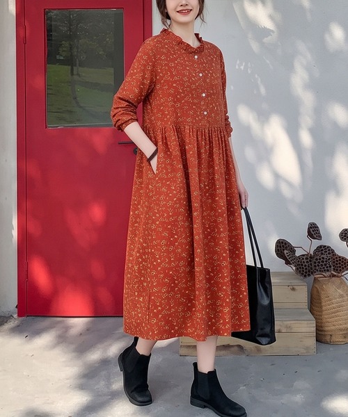 BLoomMe(ブルームミー)の「可憐な小花柄をゆったり楽しむ、フリルネックロングワンピース(ワンピース・レディース・レッド/ネイビー/ブラウン/ブルー・M)」の22枚目の写真
