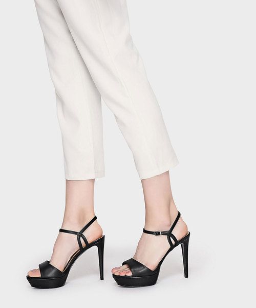 CHARLES & KEITH(チャールズ & キース)の「プラットフォームアンクルストラップサンダル / PLATFORM ANKLE STRAP SANDALS(サンダル・レディース・ブラック/ホワイト・23.5cm/22.5cm/24.5cm/23cm/25cm)」の3枚目の写真
