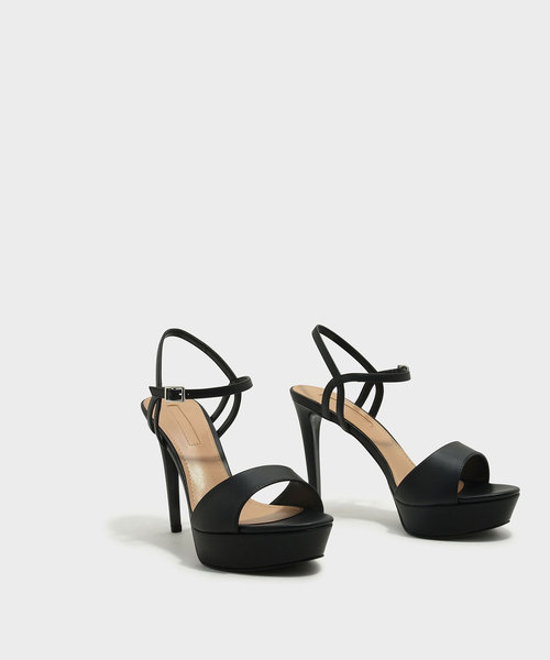 CHARLES & KEITH(チャールズ & キース)の「プラットフォームアンクルストラップサンダル / PLATFORM ANKLE STRAP SANDALS(サンダル・レディース・ブラック/ホワイト・23.5cm/22.5cm/24.5cm/23cm/25cm)」の4枚目の写真