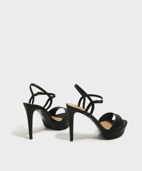 CHARLES & KEITH(チャールズ & キース)の「プラットフォームアンクルストラップサンダル / PLATFORM ANKLE STRAP SANDALS(サンダル・レディース・ブラック/ホワイト・23.5cm/22.5cm/24.5cm/23cm/25cm)」の5枚目の写真