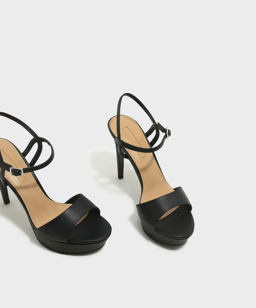 CHARLES & KEITH(チャールズ & キース)の「プラットフォームアンクルストラップサンダル / PLATFORM ANKLE STRAP SANDALS(サンダル・レディース・ブラック/ホワイト・23.5cm/22.5cm/24.5cm/23cm/25cm)」の6枚目の写真