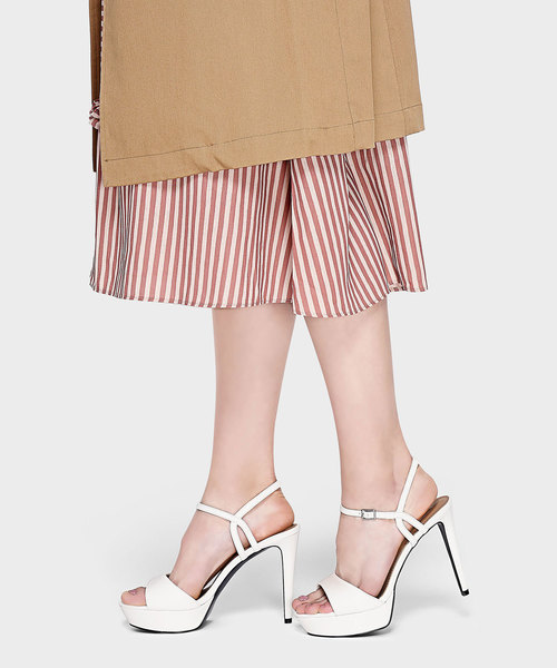 CHARLES & KEITH(チャールズ & キース)の「プラットフォームアンクルストラップサンダル / PLATFORM ANKLE STRAP SANDALS(サンダル・レディース・ブラック/ホワイト・23.5cm/22.5cm/24.5cm/23cm/25cm)」の9枚目の写真