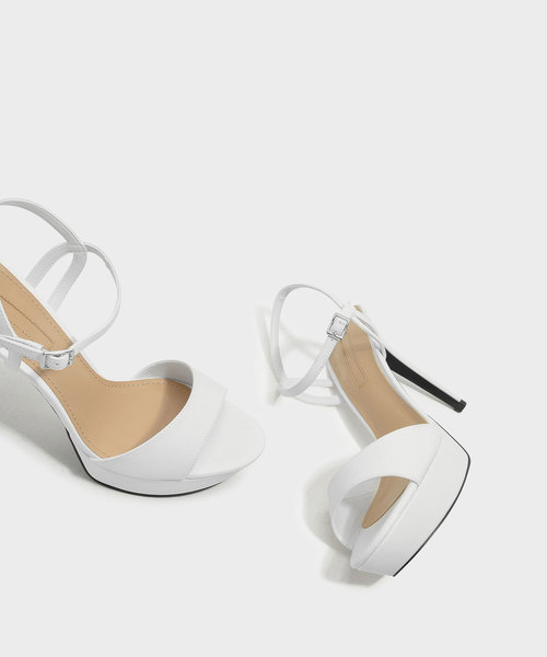 CHARLES & KEITH(チャールズ & キース)の「プラットフォームアンクルストラップサンダル / PLATFORM ANKLE STRAP SANDALS(サンダル・レディース・ブラック/ホワイト・23.5cm/22.5cm/24.5cm/23cm/25cm)」の12枚目の写真