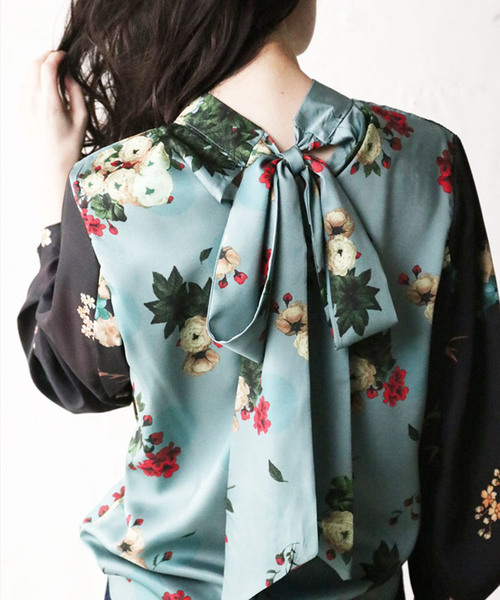 Cawaii カワイイ の バックリボンでこだわりの後ろ姿 グレイッシュカラーの花柄トップス シャツ ブラウス Wear Cawaii カワイイ の バックリボンでこだわりの後ろ姿 グレイッシュカラーの花柄トップス シャツ ブラウス Wear