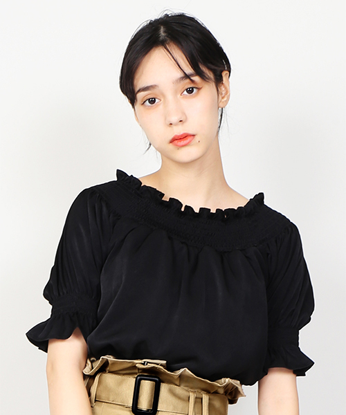 PUNYUS(プニュズ)の「半袖オフショルダーブラウス(シャツ/ブラウス・レディース・ホワイト/ブラック・1/2/3/4)」の11枚目の写真