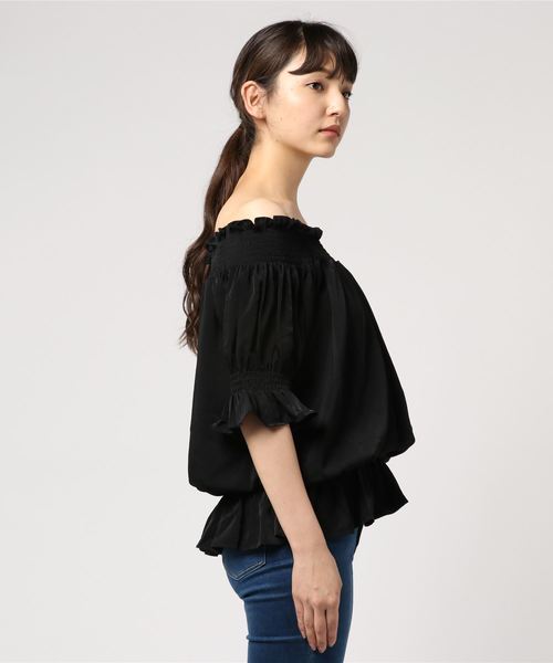 PUNYUS(プニュズ)の「半袖オフショルダーブラウス(シャツ/ブラウス・レディース・ホワイト/ブラック・1/2/3/4)」の3枚目の写真