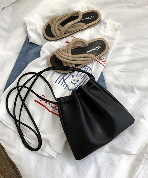 c.u.l（シーユーエル）の「【chuclla】巾着バッグ ショルダー バッグ 鞄 cha128（ショルダーバッグ・レディース・サンドベージュ/ブラック/タン・FREE）」の2枚目の写真