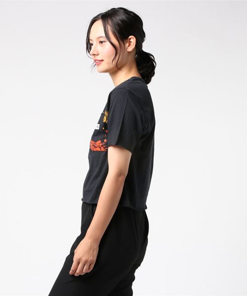 Hurley （ハーレー）の「W WINTER FLORMAL CROP PCKT CRW / ハーレー レディース ショート丈プリントTシャツ フロントラインプリント（Tシャツ/カットソー・レディース・ブラック・X-SMALL/SMALL）」の2枚目の写真
