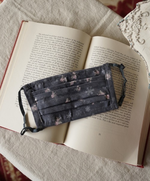 axes femme（アクシーズファム）の「スノーローズ柄マスク（マスク・レディース・ネイビー/グリーン/ワイン/キナリ・MEDIUM）」の2枚目の写真