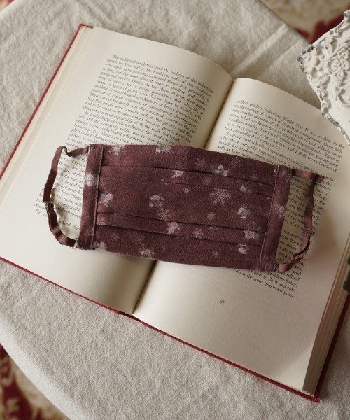 axes femme（アクシーズファム）の「スノーローズ柄マスク（マスク・レディース・ネイビー/グリーン/ワイン/キナリ・MEDIUM）」の4枚目の写真