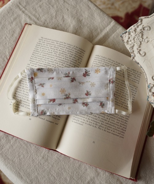 axes femme（アクシーズファム）の「スノーローズ柄マスク（マスク・レディース・ネイビー/グリーン/ワイン/キナリ・MEDIUM）」の3枚目の写真