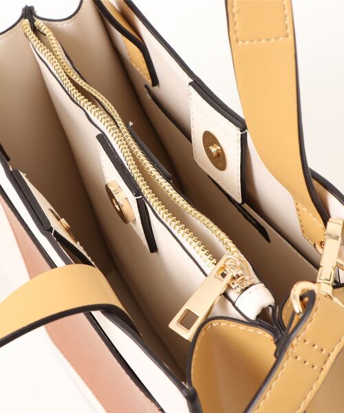NATURAL BEAUTY BASIC（ナチュラルビューティーベーシック）の「トリカラースワローマチトート（トートバッグ・レディース・オフホワイト/ブラウン・ﾌﾘ-）」の5枚目の写真