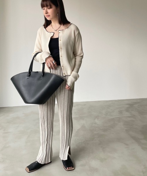 NEUNA(ヌナ)の「【4WAY】【紐調節可能】【刺繍巾着バッグ付き】扇形ヴィーガンレザーショルダーハンドバッグ(ショルダーバッグ・レディース・ブラック/アイボリー・FREE)」の6枚目の写真