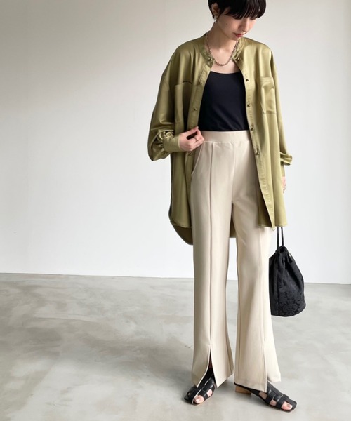 NEUNA(ヌナ)の「【4WAY】【紐調節可能】【刺繍巾着バッグ付き】扇形ヴィーガンレザーショルダーハンドバッグ(ショルダーバッグ・レディース・ブラック/アイボリー・FREE)」の4枚目の写真