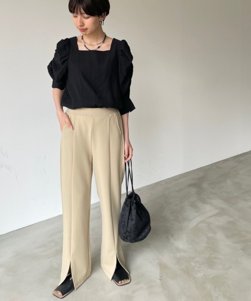 NEUNA(ヌナ)の「【4WAY】【紐調節可能】【刺繍巾着バッグ付き】扇形ヴィーガンレザーショルダーハンドバッグ(ショルダーバッグ・レディース・ブラック/アイボリー・FREE)」の8枚目の写真