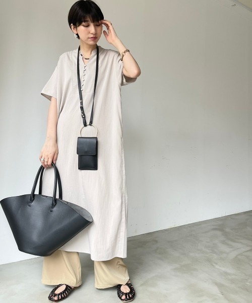 NEUNA(ヌナ)の「【4WAY】【紐調節可能】【刺繍巾着バッグ付き】扇形ヴィーガンレザーショルダーハンドバッグ(ショルダーバッグ・レディース・ブラック/アイボリー・FREE)」の12枚目の写真