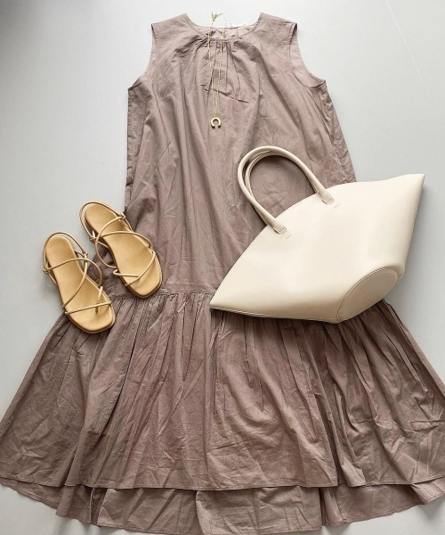 NEUNA(ヌナ)の「【4WAY】【紐調節可能】【刺繍巾着バッグ付き】扇形ヴィーガンレザーショルダーハンドバッグ(ショルダーバッグ・レディース・ブラック/アイボリー・FREE)」の18枚目の写真