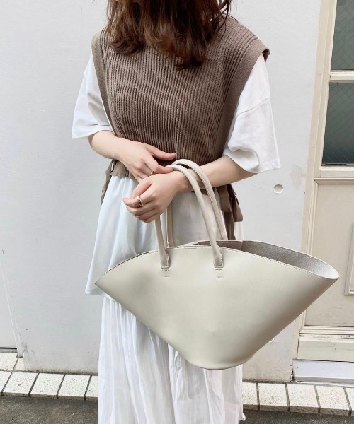 NEUNA(ヌナ)の「【4WAY】【紐調節可能】【刺繍巾着バッグ付き】扇形ヴィーガンレザーショルダーハンドバッグ(ショルダーバッグ・レディース・ブラック/アイボリー・FREE)」の19枚目の写真