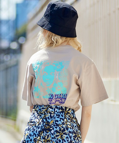 X-girl（エックスガール）の「HIBISCUS FACE S/S TEE（Tシャツ