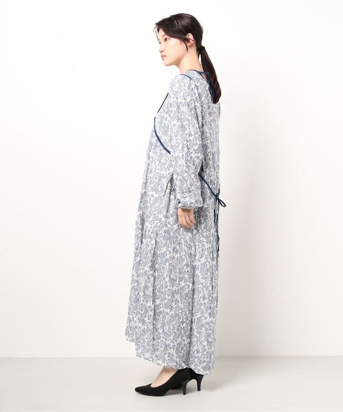 Monocoro toppi(モノコロトッピ)の「ペイズリー ティアード ロングワンピース(ワンピース・レディース・ベージュ/チャコールグレー/オフホワイト・フリー)」の4枚目の写真