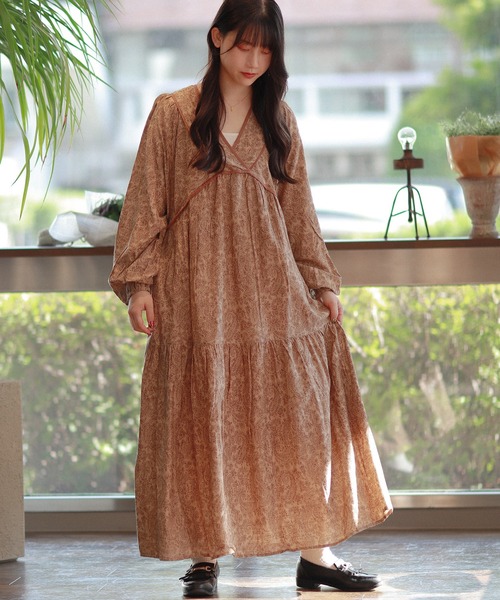 Monocoro toppi(モノコロトッピ)の「ペイズリー ティアード ロングワンピース(ワンピース・レディース・ベージュ/チャコールグレー/オフホワイト・フリー)」の3枚目の写真