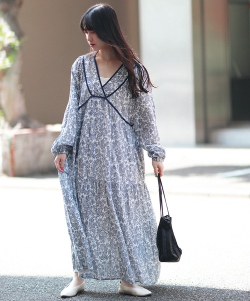 Monocoro toppi(モノコロトッピ)の「ペイズリー ティアード ロングワンピース(ワンピース・レディース・ベージュ/チャコールグレー/オフホワイト・フリー)」の2枚目の写真