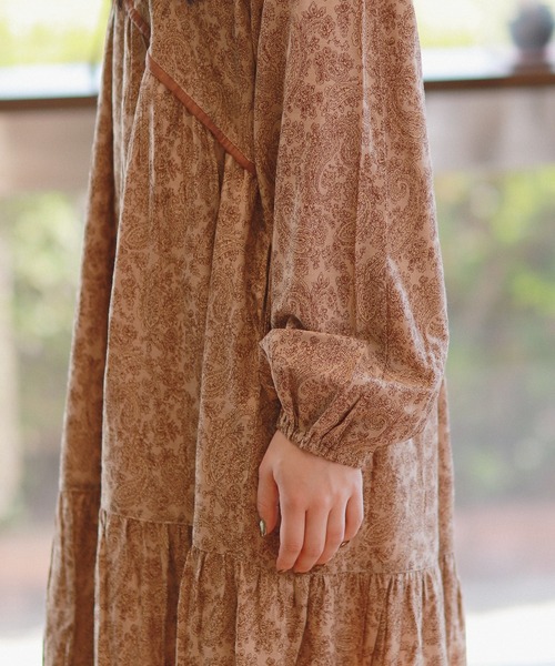 Monocoro toppi(モノコロトッピ)の「ペイズリー ティアード ロングワンピース(ワンピース・レディース・ベージュ/チャコールグレー/オフホワイト・フリー)」の13枚目の写真