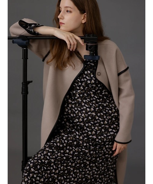 TONAL(トーナル)の「ウールパイピングノーカラーコート(ノーカラーコート・レディース・ブラック/ベージュ・38/36)」の4枚目の写真