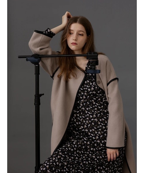 TONAL(トーナル)の「ウールパイピングノーカラーコート(ノーカラーコート・レディース・ブラック/ベージュ・38/36)」の9枚目の写真