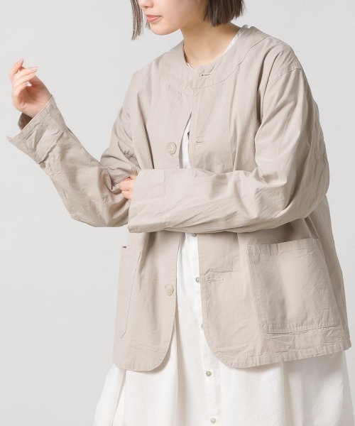 OMNES（オムネス）の「ウォッシュ加工ダンプ ノーカラージャケット（ノーカラージャケット・レディース・ライトグレー/ブラック/桜/ベージュ/カーキ系1・FREE）」の3枚目の写真