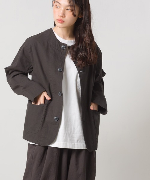 OMNES（オムネス）の「ウォッシュ加工ダンプ ノーカラージャケット（ノーカラージャケット・レディース・ライトグレー/ブラック/桜/ベージュ/カーキ系1・FREE）」の2枚目の写真