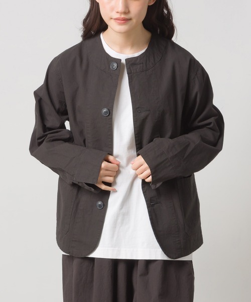 OMNES（オムネス）の「ウォッシュ加工ダンプ ノーカラージャケット（ノーカラージャケット・レディース・ライトグレー/ブラック/桜/ベージュ/カーキ系1・FREE）」の6枚目の写真