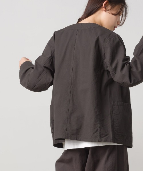 OMNES（オムネス）の「ウォッシュ加工ダンプ ノーカラージャケット（ノーカラージャケット・レディース・ライトグレー/ブラック/桜/ベージュ/カーキ系1・FREE）」の8枚目の写真