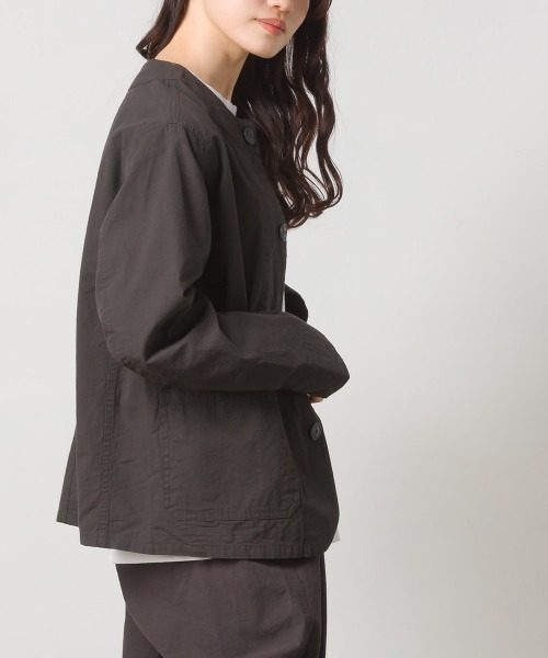 OMNES（オムネス）の「ウォッシュ加工ダンプ ノーカラージャケット（ノーカラージャケット・レディース・ライトグレー/ブラック/桜/ベージュ/カーキ系1・FREE）」の10枚目の写真